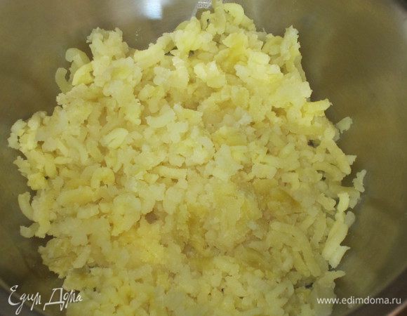 Картофель отварить, пюрировать.
