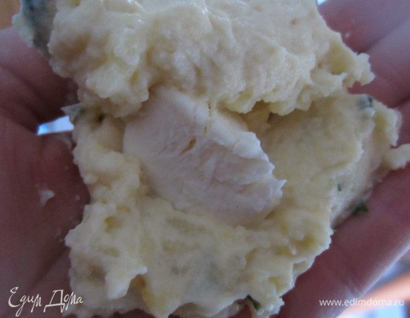  Из картофельного теста сделать лепешки, внутрь положить по кусочку моцареллы ........