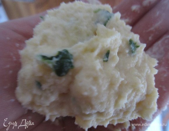 .........и  влажными руками  сформировать биточки.