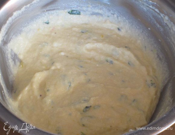 Рикотту смешать с измельчённой петрушкой, яйцами, просеянной мукой, лимонной цедрой.Посолить, поперчить.