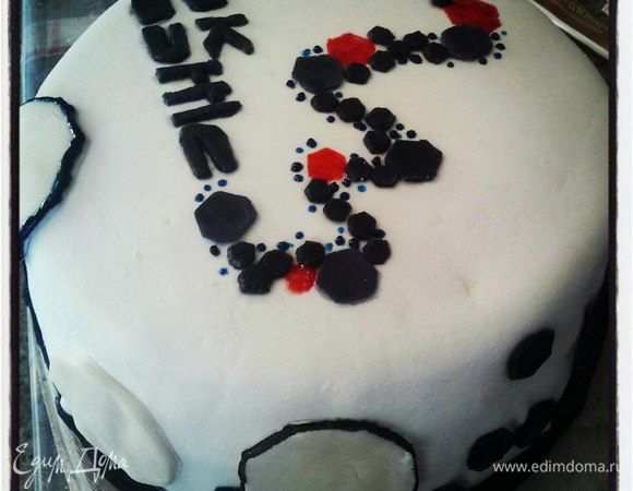 Бисквит:

Можно приготовить любой любимый бисквит. Мой любимый бисквит шифоновый, но т.к. в прослойке присутствует апельсиновый керд, он сыграет роль пропитки, и шифоновый бисквит не подходит, он станет слишком влажным. Поэтому я делал самый обычный бисквит.


Желтки взбиваем с 2/3 сахара до увеличения в объеме. Как только смесь посветлела и загустела прекращаем взбивать. Отдельно взбиваем белки до крепких пиков, в конце постепенно подсыпая оставшийся сахар. Аккуратно перемешиваем белки и желтки вместе, движениями к центру снизу вверх.


Если у вас мука обычная рекомендую ее обогатить крахмалом: для этого 150 гр просеять несколько раз и смешать с 50 гр. крахмала и разрыхлителем (получается как раз стакан муки). Муку также аккуратно в несколько заходов подмешиваем к яичной смеси.


Тесто выкладываем в смазанную маслом форму в предварительно разогретую духовку. Вверх выравниваем. Выпекаем при 200 градусах, около 20-25 минут. Тут все индивидуально, зависит от вашей духовки.
Я выпекала в два приема, т.е. сначала 5 яиц, 1 ст. муки и 1 ст. сахара и второй раз также. Я побоялась что в форму все не поместится, и не зря бисквит поднялся очень хорошо.


Готовый бисквит остудить и разрезать на необходимое количество коржей. У меня 5 всего. Дать постоять им несколько часов, чтобы они не разваливались и не крошились.