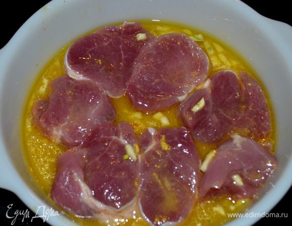 В пластиковый пакет или в емкость смешать апельсиновый сок, чеснок, горчицу, мед, вустерский соус. Добавить медальоны и мариновать не менее 2 часов или лучше на ночь.