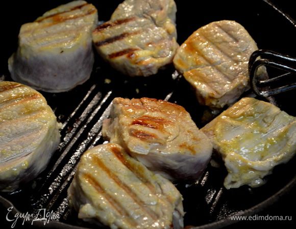 Свиные медальоны снять с  маринада. На гриль сковороде обжарить с каждой стороны по 2 мин. сторона.