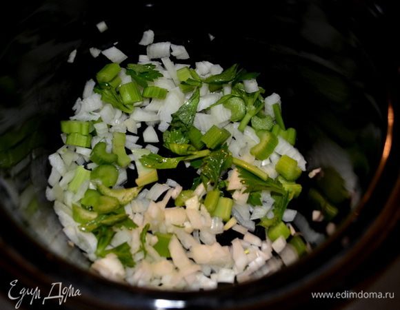 Выложить на дно сельдерей и лук. Посолить и поперчить черным и кайенским перцами.