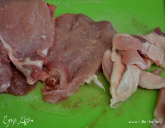 Лишний жир срезать со свиных отбивных.