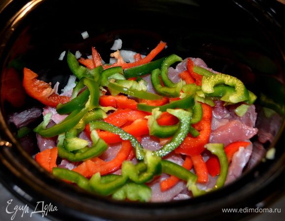 Выложить свиные отбивные поверх лука и сельдерея. Затем перцы порезанные и залить томатным или овощным соком. Закрыть крышкой и поставить на медленный режим 8 часов или быстрый 4 часа. Для духовки хватит 90 мин. при тем-ре 180 гр.