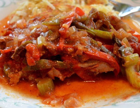 Добавить перемешанный крахмал с водой перед окончанием готовки. Перемешать осторожно и готовить еще 2 мин. Подавать к столу с соусом. Приятного аппетита.