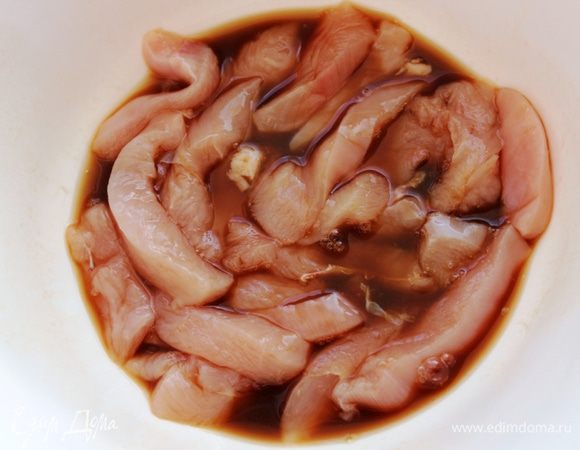 Куриное филе нарезать тонкими длинными полосками поперек волокон. Для маринада смешать соевый соус, сухое вино и имбирь. Залить курицу и оставить на 15-20 минут.