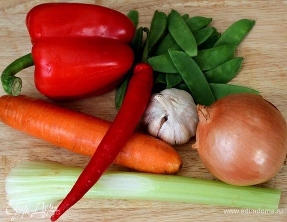 Пока мясо маринуется, подготовим овощи... Овощи для стир фрай можно брать любые. Как и для супа Минестроне.