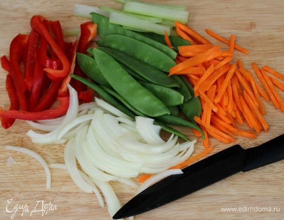 Все нарезать средней соломкой примерно одного размера.