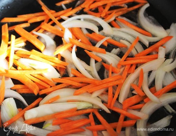 На этом же масле обжарить лук и морковь 2 минуты.