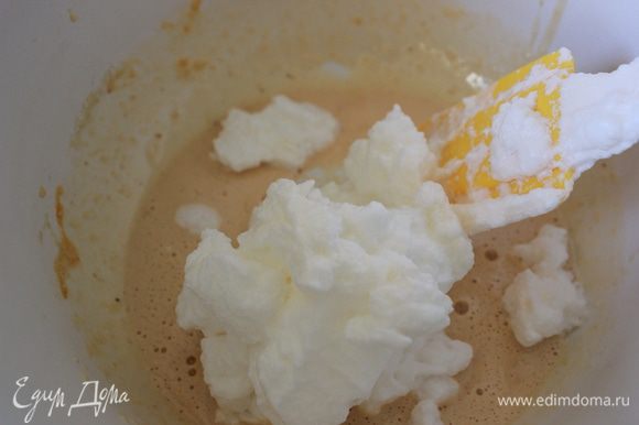 Бисквит «Joconde» Просеять в миску миндальную муку, сахарную пудру и муку для тортов. Добавить яйца. Взбить до образования гладкой и светлой массы. В другой миске взбить белки сахаром до устойчивых пик. Аккуратно вмешать белки в тесто.