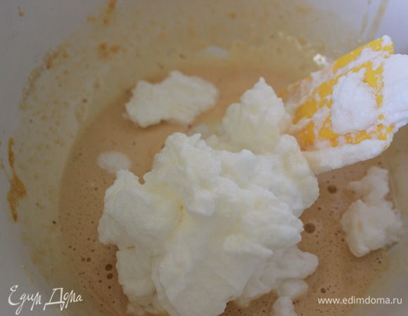 Бисквит «Joconde»
Просеять в миску миндальную муку, сахарную пудру и муку для тортов. Добавить яйца. Взбить до образования гладкой и светлой массы.
В другой миске взбить белки сахаром до устойчивых пик. Аккуратно вмешать белки в тесто.