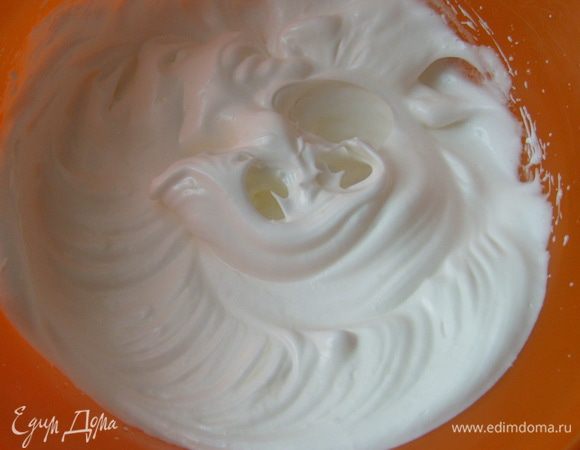 Отдельно взбить белки с оставшимся сахаром.