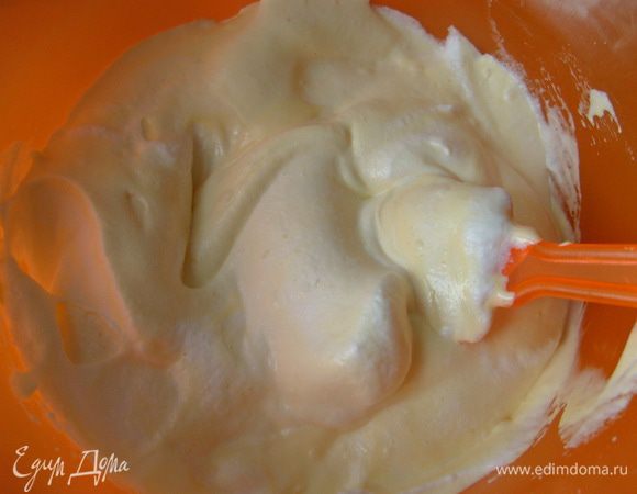 К желткам добавить белки и аккуратно их вмешать в массу.