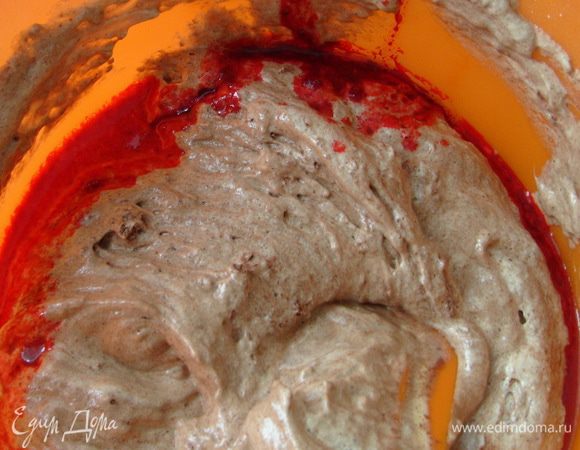 К растопленному сливочному масло добавить краситель, перемешать. Влить масло в тесто по краю миски. Перемешать. Вылить тесто  в смазанную форму. Выпекать при 180 градусах 25-30 мин. (готовность проверить деревянной шпажкой).