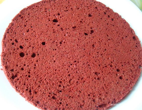 Рекомендуется готовый корж оставить на 6-8 часов для упрочнения мякиша, а потом разрезать пополам. Но я разрезала часа через 2, корж получился плотный.