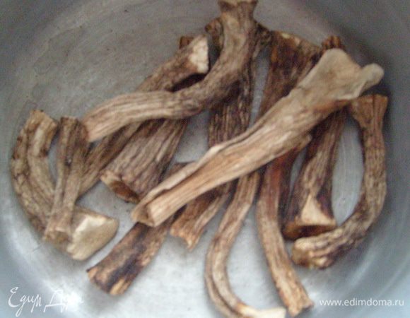 Сушеные грибы залить кипятком и оставить на 30-40 мин.