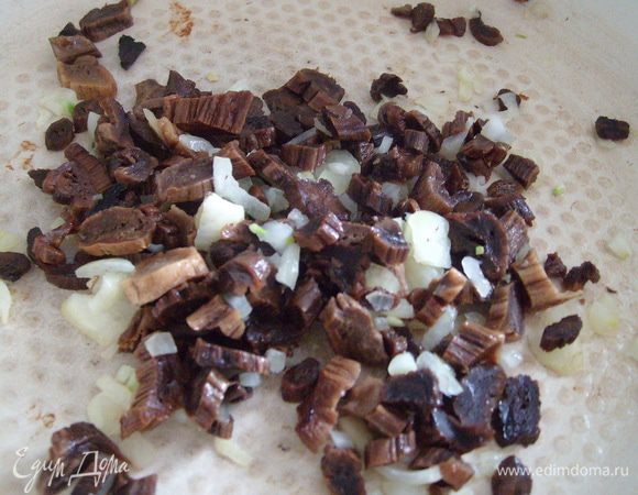 Мелко порезать лук, сушеные грибы и обжарить на небольшом количестве оливкового масла.