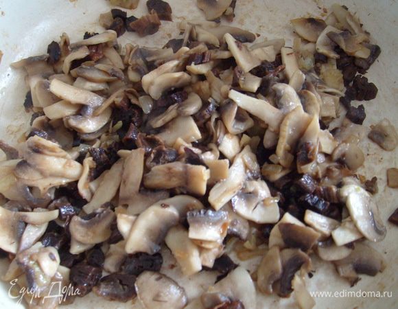 Добавить порезанные тонкими пластинами шампиньоны. Жарить до готовности грибов.