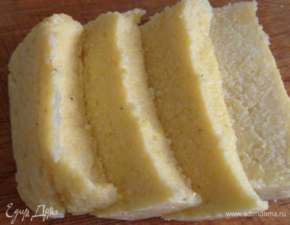 Порезать охлажденную поленту брусочками или пластинами (примерно 1,5 см. толщиной).