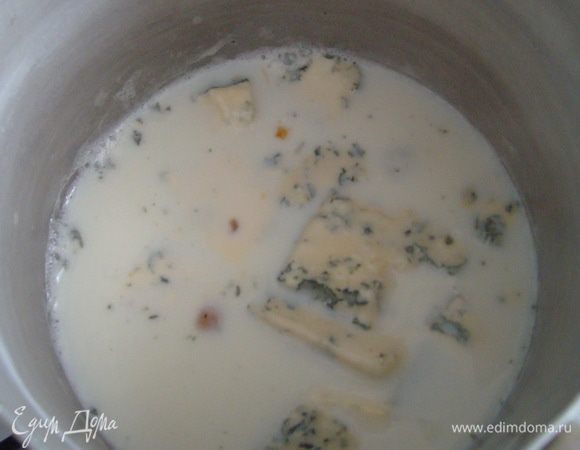 Вскипятить молоко, добавить к нему сыр.