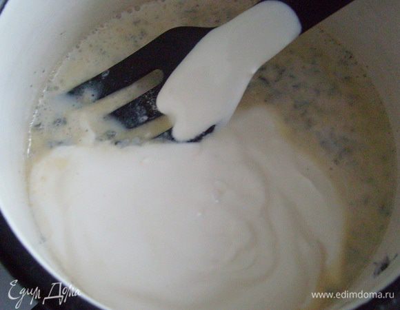 Когда сыр расплавится добавить сметану, посолить, довести до кипения и ...