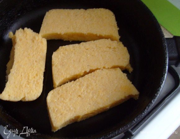 Обжарить поленту на смеси сливочного и растительного масла..