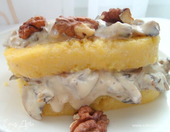 Готовую поленту подавать обильно полив соусом. Сверху можно посыпать грецкими орехами. Получается очень вкусно!!! Приятного аппетита))