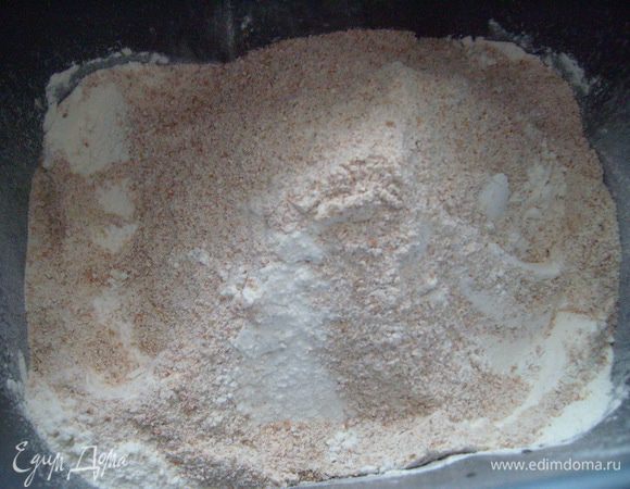 ...просеянную муку, цельнозерновую муку.