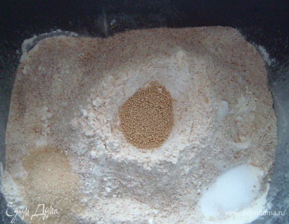 В разные углы ведерка положить соль, сахар, в центре муки сделать углубление и насыпать семена горчицы. Установить обычный режим, среднюю корочку.