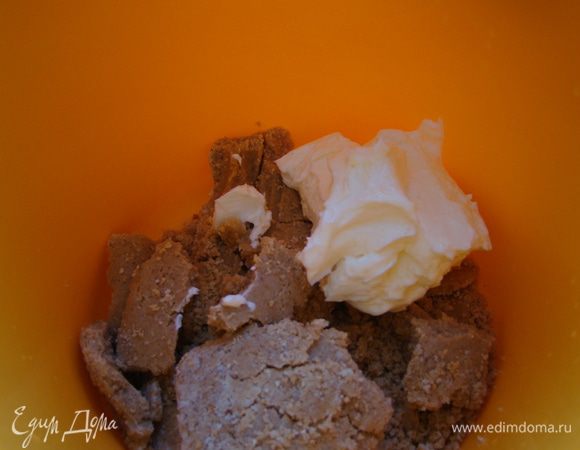 Включить духовку на 170" С. Измельчить орехи и печенье "в пыль", добавить муку, соль, мягкое масло, хорошо все растереть