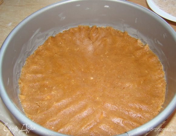 Дно формы 22-24 см застелить пергаментом, смазать маслом, распределить основу. Выпекать в духовке 12 мин, достаем, начинаем заниматься кремом