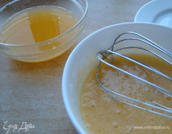 Взбить яйцо с сахаром, выдавить сок