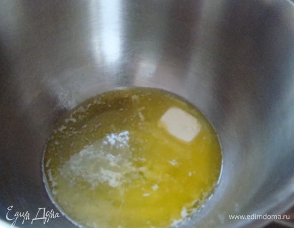 Ставим на водяную баню, помешиваем, ждем пока масса загустеет, снимаем с огня, остужаем