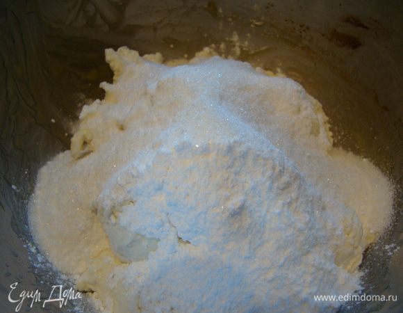 Переходим к начинке. Сыр смешиваем с сахаром
