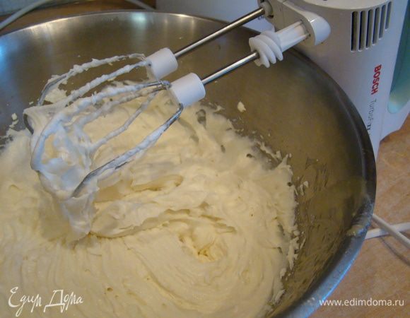 Взбиваем миксером, добавляем сливки