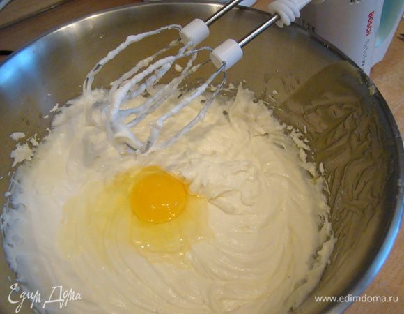 По одному вводим яйца, взбиваем