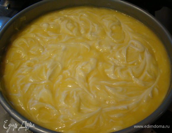 ...и вилкой или палочкой (очень удобно той, что для суши) делаем "мраморный" узор