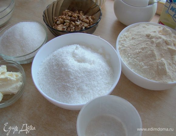 Я очень долго мучилась с тем, как перевести все эти КАПСЫ (чашки), ТЭЙБЛ- (столовые) и ТИ- (чайные) СПУНЫ (ложки) в наши родные "Г" и "КГ", а потом порыскала в своих кухонных шкафчиках и отыскала мерный стакан, привезенный сестрой из Англии, там же была и мерная ложка : ) Единственное, чего я так и не поняла: КАК ОНИ ТАМ сливочное масло ЛОЖКАМИ (!) меряют?... Google нам в помощь, даже с такой задачей справится : ) ПОЕХАЛИ!