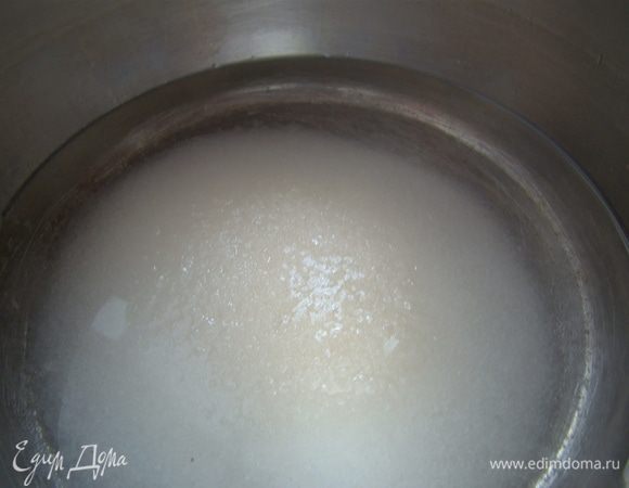 Начинаем с начинки. Воду смешать с сахаром, поставить на огонь, дождаться пока закипит, проварить сироп 15 минут