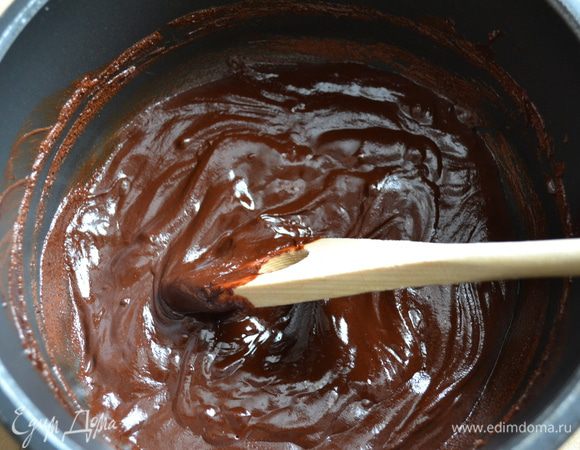 Растопить на водяной бане или на очень слабом огне шоколад с небольшим количеством воды.