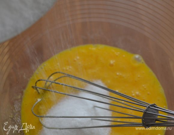Яйца растереть с сахаром. 