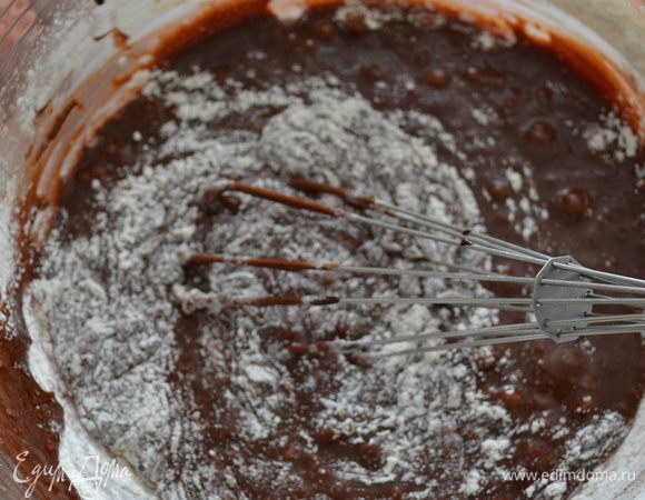Затем добавить муку и какао. Как следует размешать.