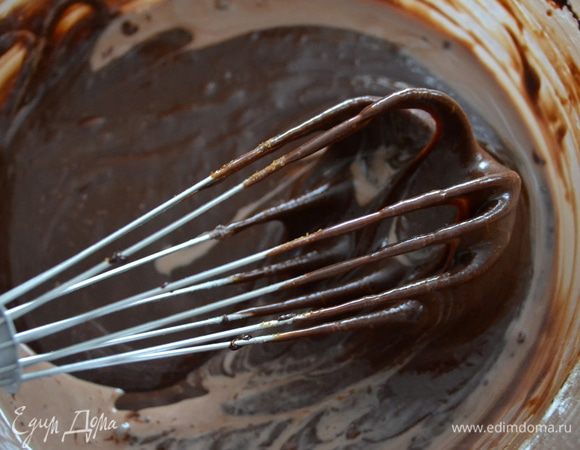 Добавить острый перец и молоко.