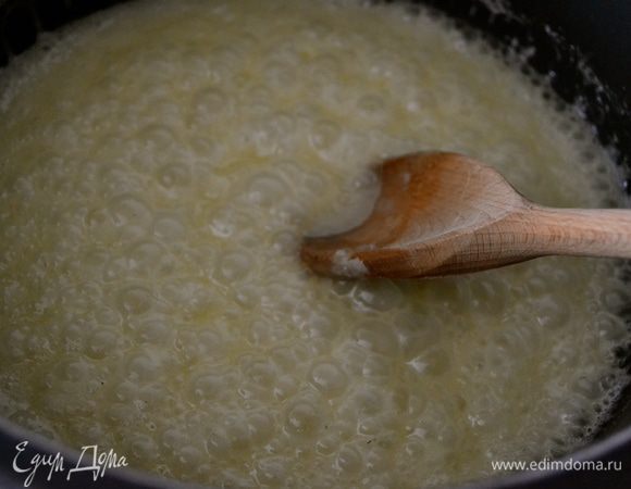 Готовим карамель. В кастрюле с толстым дном поставить растапливаться сахар с водой. Как только начнет карамелизоваться, добавить полную чайную ложку соли, масло комнатной температуры, и в конце - сливки. Осторожно все перемешиваем и выключаем карамель.  