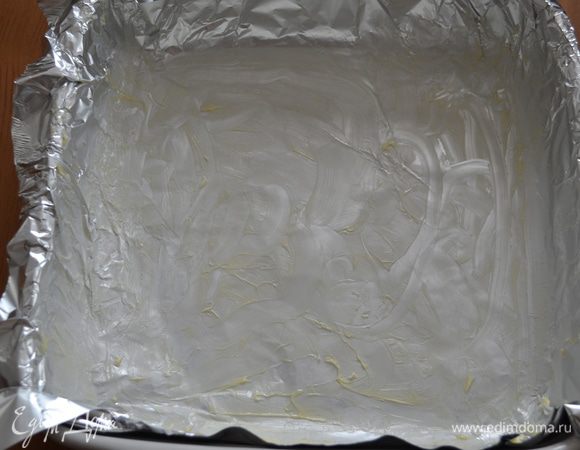 Подготавливаем  форму для выпечки. Для этого надо застелить форму пищевой фольгой и смазать немного слив. маслом. 
