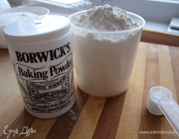 Муку соединить с содой, разрыхлителем, солью
