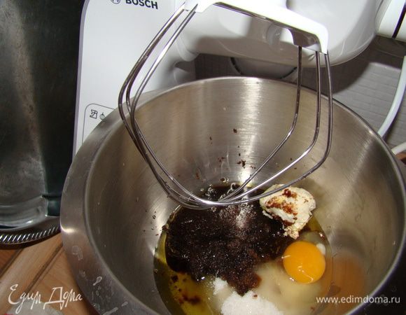Отдельно соединить масло (сливочное + оливковое) с сахаром (в рецепте нужен был светло-коричневый сахар, у меня был только темный, поэтому я его "разбавила" обычным белым сахаром) + яйцо и, если хотите, ванильный экстракт. Я его не добавляла, потому как этот шаг считаю кулинарным вандализмом. Кому и Зачем понадобилось забивать потрясающий карамельный аромат коричневого сахара таким количеством ванили??!