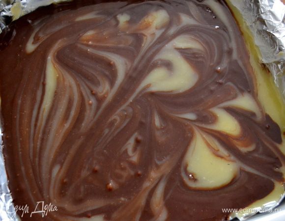 Затем - оставшуюся часть шоколадной смеси и снова сверху карамель. Аккуратно размешать вилкой всю смесь. Получаем эффект "мрамора" )))
Выпекать брауни в разогретой до 180 С духовке 30-40 мин.